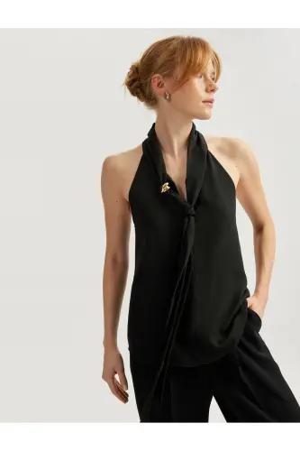 Krep Kumaş Aksesuar Detaylı Fular Bağlama Detaylı Halter Yaka Bluz - 1