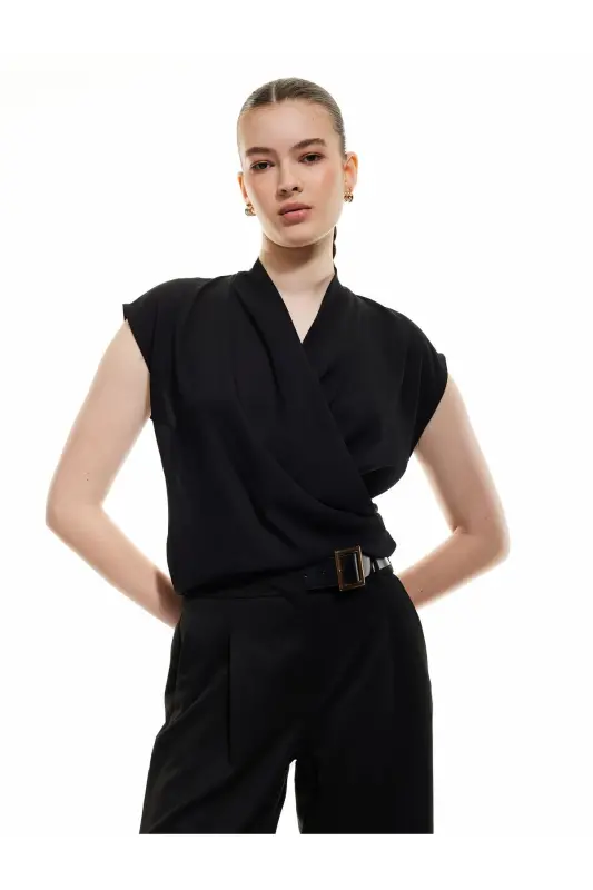 Krep Kumaş Drape Detaylı Kolsuz Kruvaze Bluz-Siyah - 1