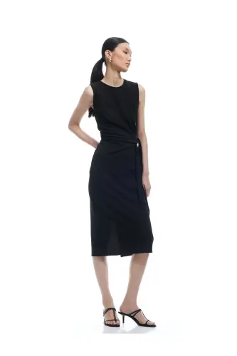 Ärmelloses Kleid aus Krepp-Scuba-Stoff mit Rundhalsausschnitt und seitlicher Bindung - Schwarz - KOTON (1)