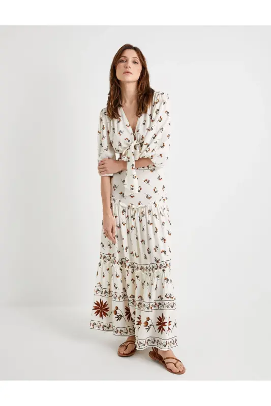 Кроп-блузка с рукавами-фонариками, цветочным принтом и завязкой спереди. - 2