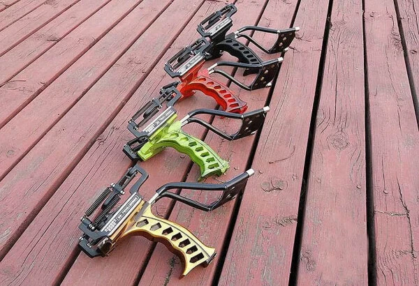 Kuchli lazerli bahorli metall slyonga, magnit bilagu yordamida, rezina tasma bilan. Tashqi ov va baliq ovlash sportlari uchun katapulta. - 18