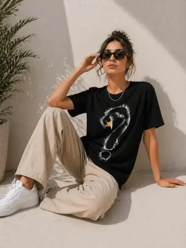 Kuğu Figürlü Soru İşareti Baskılı Tişört Kısa Kol T-Shirt - Siyah - BÜYÜKBEDENIZ