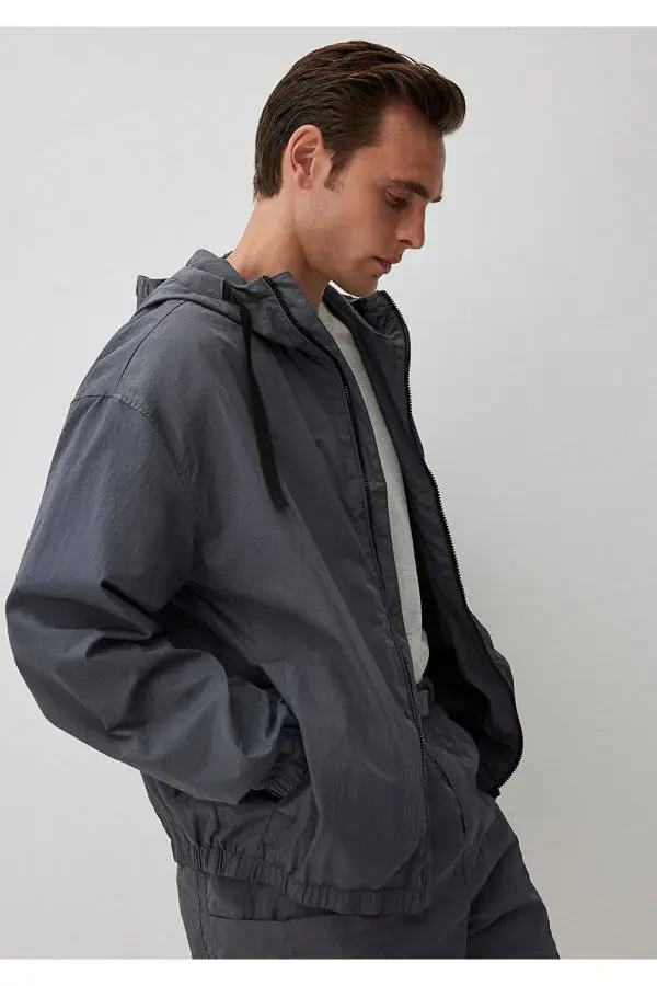 Kulrang kaputli bo'sh kesilgan ko'ylagi - 3