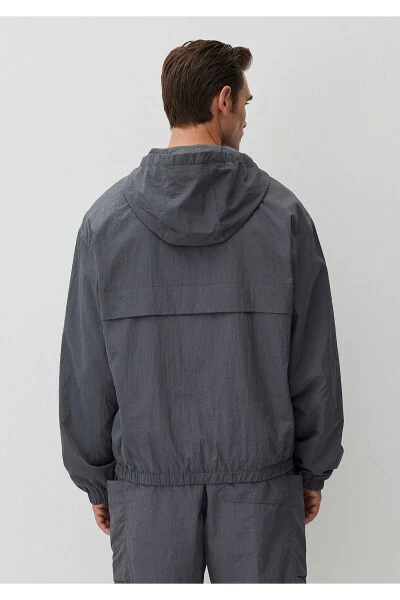 Kulrang kaputli bo'sh kesilgan ko'ylagi - 5