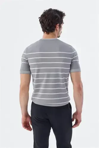 Kulrang oq slim fit velosiped yoqali chiziqli triko futbolkasi - 4