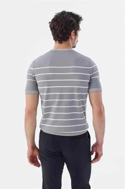 Kulrang oq slim fit velosiped yoqali chiziqli triko futbolkasi - 4