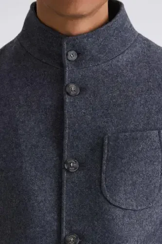 Kulrang rangdagi, ingichka kesim, mandarin yoqali, sport uslubidagi jun kaşe palto - 3