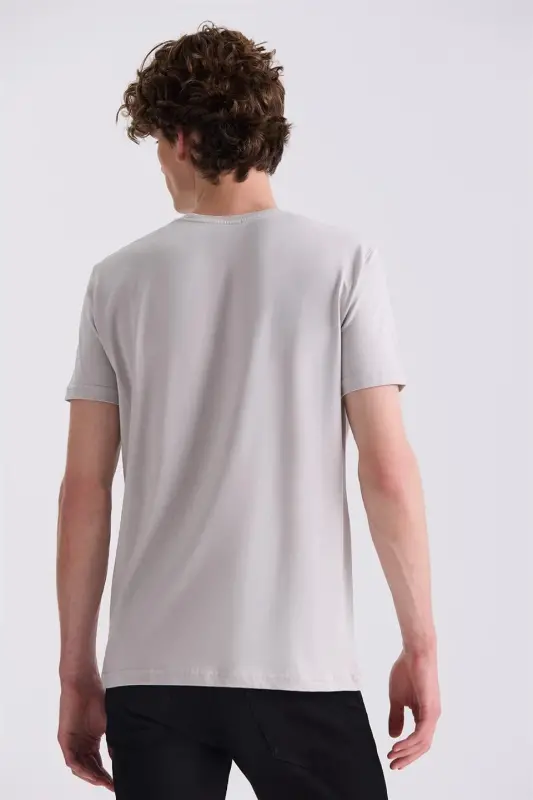 Kulrang slim fit dumaloq yoqa futbolka - 4
