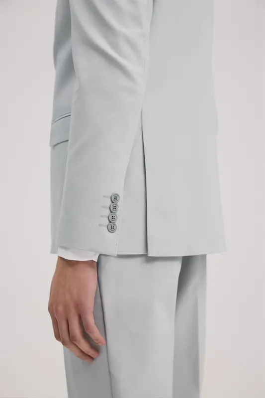 Kulrang torsimon, mono yoqali, juft yirtiqli yelek bilan slim fit kostyum - 5