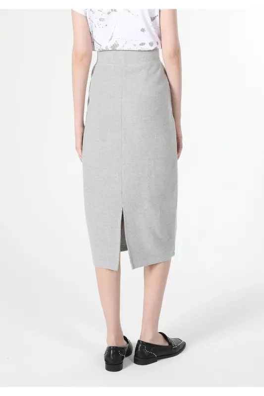 Kulrang, yirtiq detallarga ega, slim fit midi yubka - 2