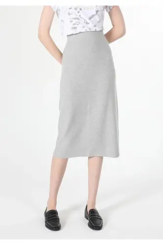 Kulrang, yirtiq detallarga ega, slim fit midi yubka - 4