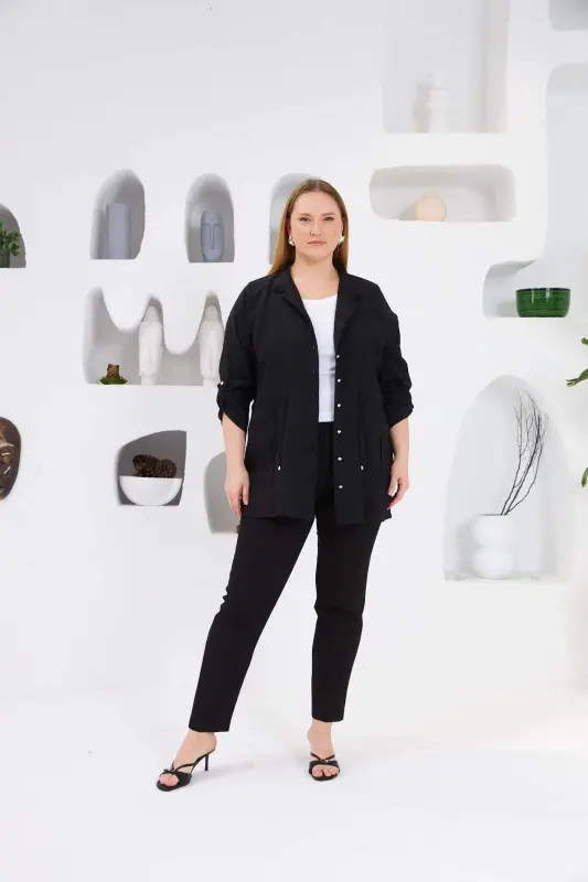 Куртка большого размера черного цвета с поясом и карманами - 5