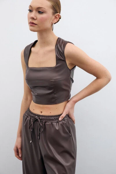 Kvadrat bo'yinli charm crop top - qorong'i jigarrang - SATEEN