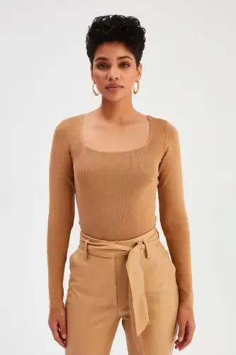 Kvadrat bo'yinli triko - Mink - 1