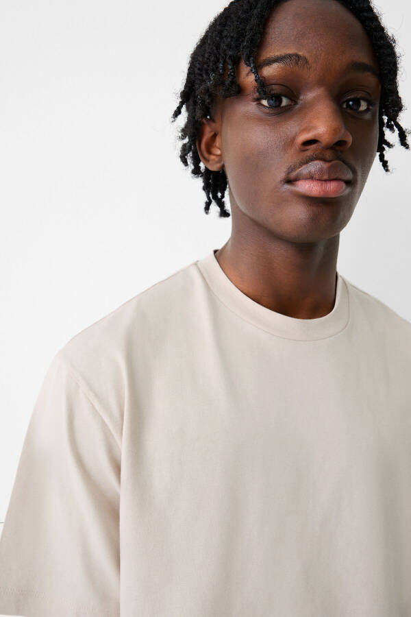 Kvadrat kesilgan qisqa yengli crop t-shirt - 4