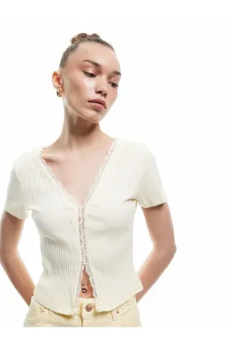 Lace Detail Short Sleeve V-Neck T-Shirt 