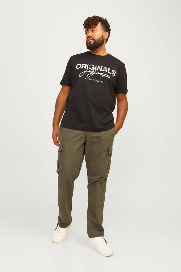 Large size cargo pants with side pockets. - 3