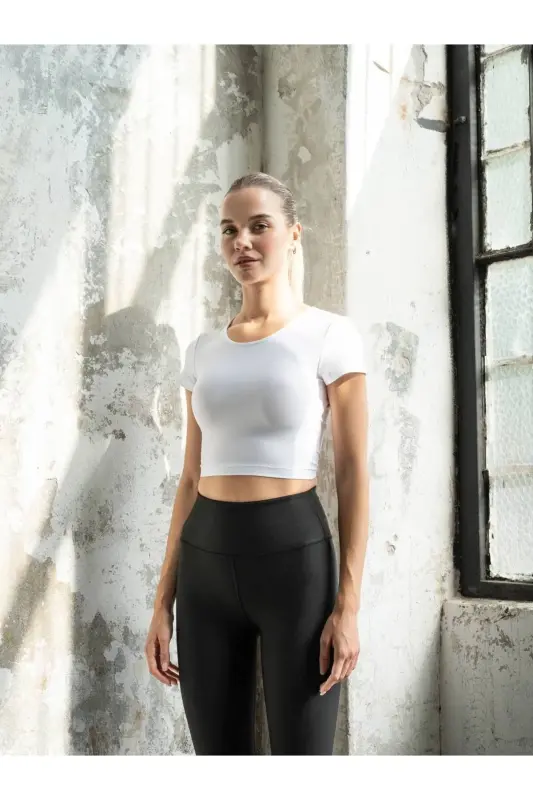 Лариса Белая Спортивная Футболка с Окном на Спине - Белая - 4