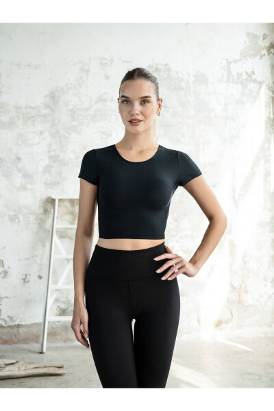 Larissa Black Back Window Sports T-shirt - LISMINA (1)