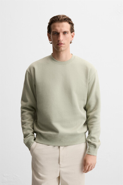 Light green crewneck sweatshirt - 18