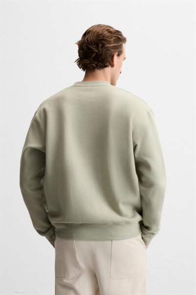 Light green crewneck sweatshirt - 11