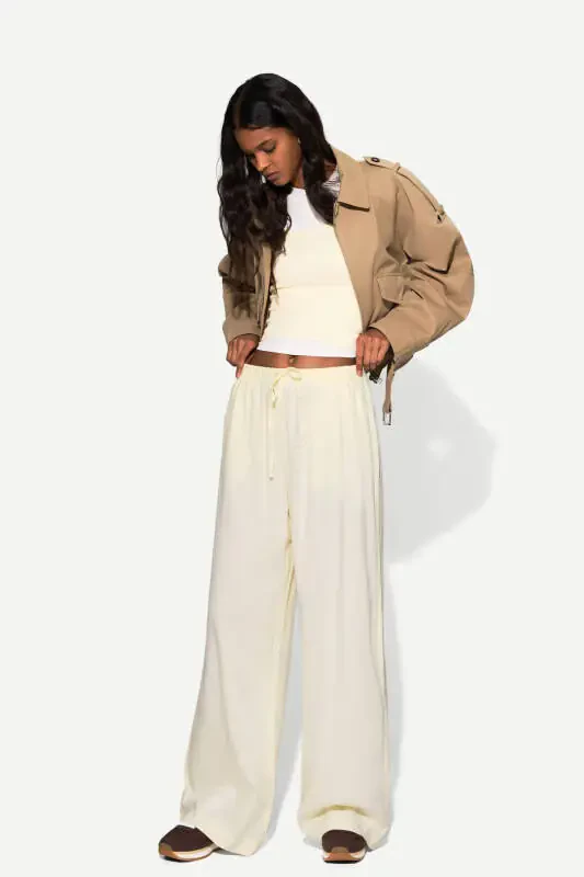 Linen-blend pants with an elastic waistband. - 1