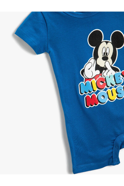 Lisanslı Mickey Mouse baskılı, düğmeli, kısa kollu pamuklu şort tulum. - 6