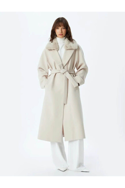 Long cashmere coat with faux fur collar, pockets and belt. - 1