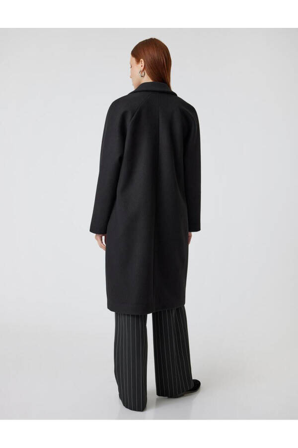 Long, double-breasted, lapel pocket cashmere coat. - 4