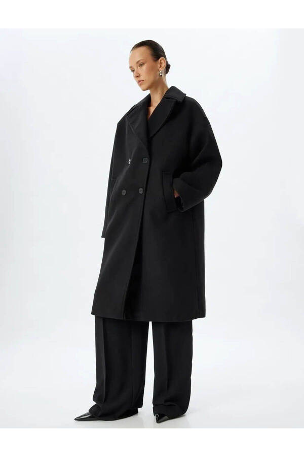 Long, oversized cashmere coat, double-breasted, shawl collar, buttoned pockets. - 3