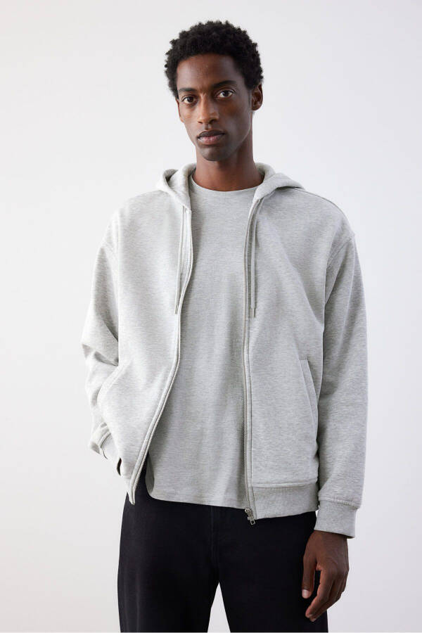 Loose fit hoodie with zipper. - 1