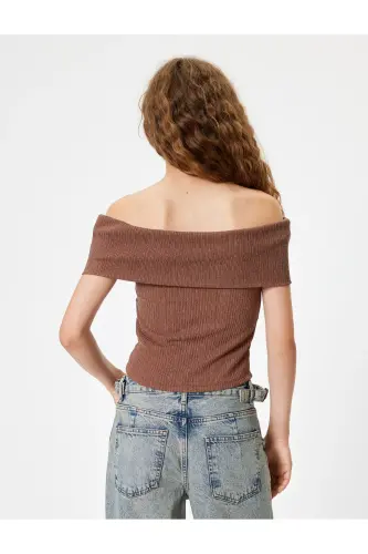 Madonna Yaka Omzu Açık Crop Bluz Kısa Kollu Bürümcük Dokulu Slim Fit - Kahve - 4