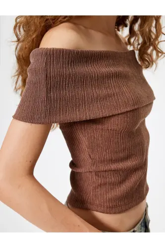 Madonna Yaka Omzu Açık Crop Bluz Kısa Kollu Bürümcük Dokulu Slim Fit - Kahve - 5