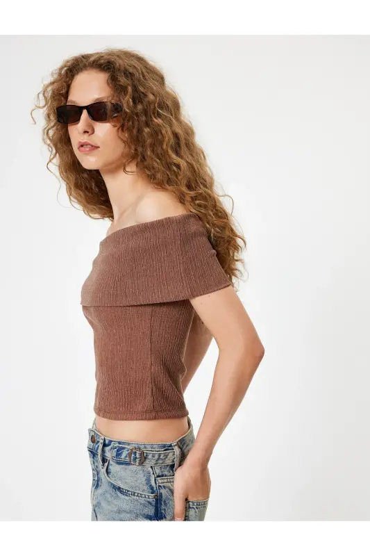 Madonna Yaka Omzu Açık Crop Bluz Kısa Kollu Bürümcük Dokulu Slim Fit-Kahve - KOTON