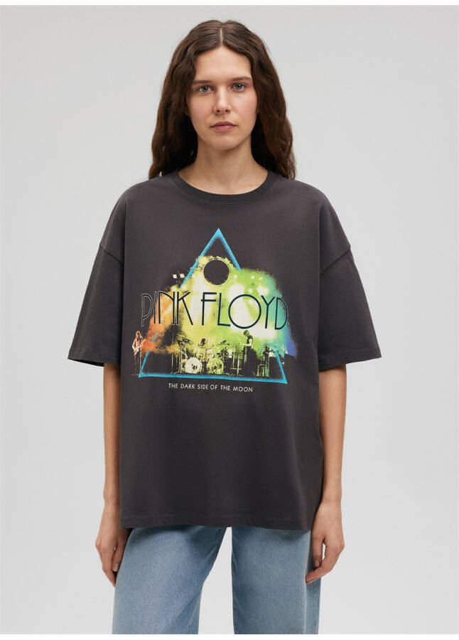 Mavi bisiklet yaka, gri kadın T-shirt. M1612271-84671-PINK FLOYD baskılı. - 9