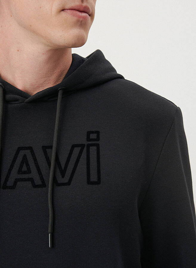 Mavi kapüşonlu siyah erkek sweatshirt - 5