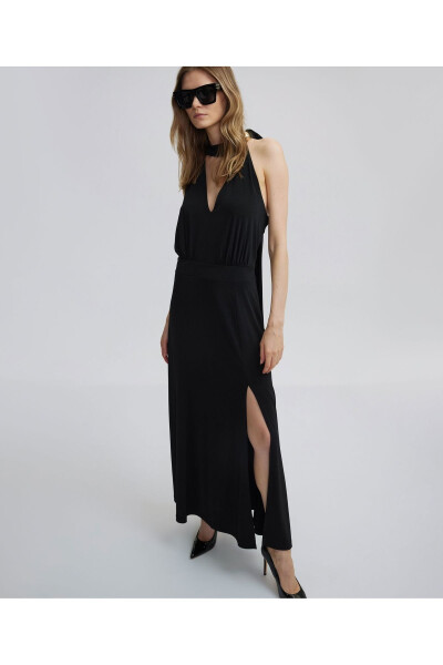 Maxi dress with a tie at the neck - 7