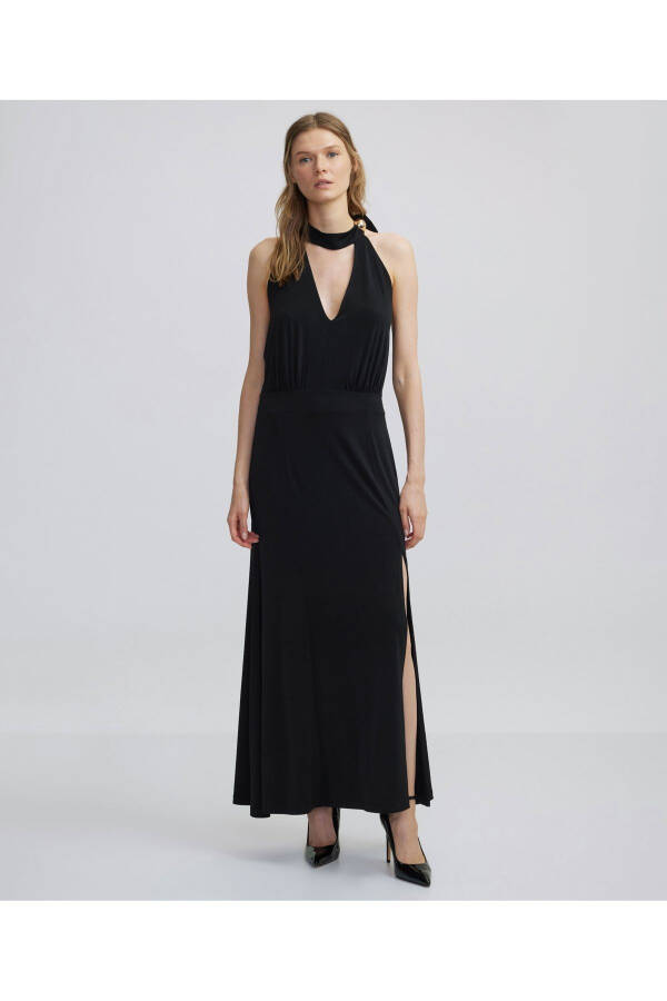 Maxi dress with a tie at the neck - 8