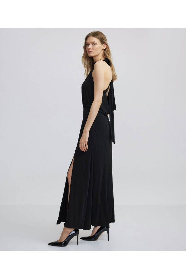 Maxi dress with a tie at the neck - 11