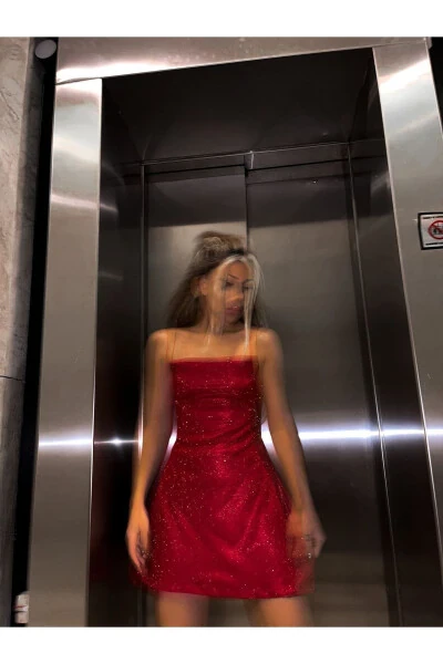 Maxsus dizayndagi tilla munchoqli qizil mini ko'ylak - 4