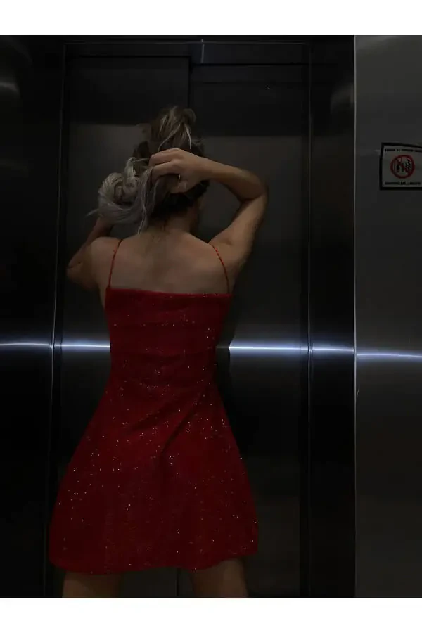 Maxsus dizayndagi tilla munchoqli qizil mini ko'ylak - 5