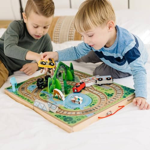 Melissa & Doug 17 qismli yog'och olib yuradigan stol usti temir yo'li, 3 ta poyezd, yuk mashinasi, o'yin qismlari, ko'prik - FSC sertifikatlangan - 32