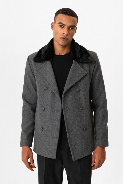 Men's coat with anthracite fur collar and double-breasted closure. - 2