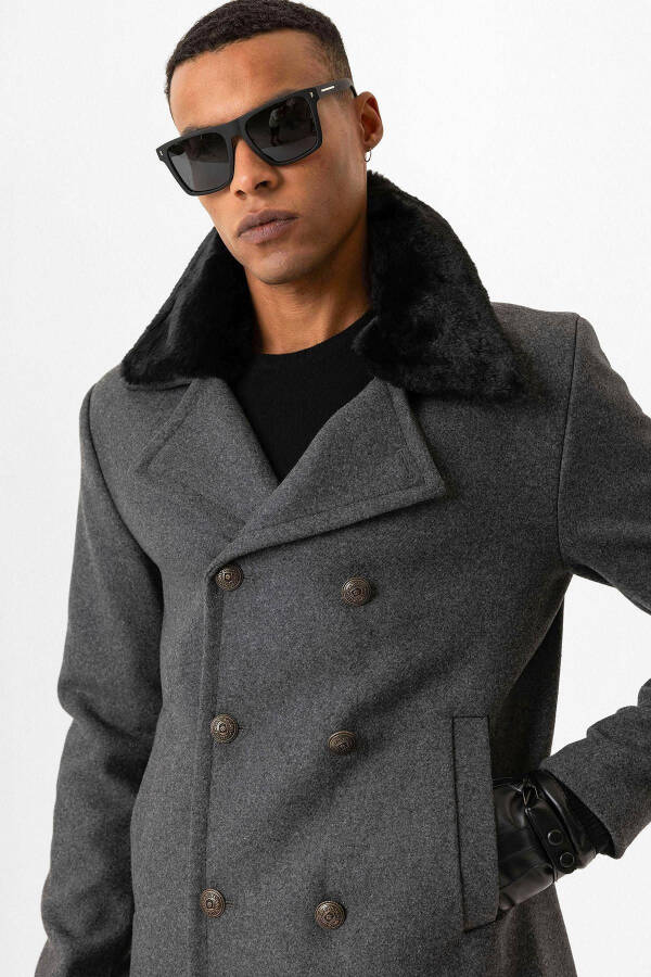 Men's coat with anthracite fur collar and double-breasted closure. - 7