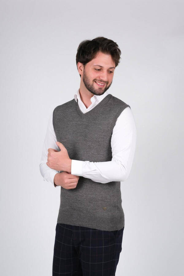 Men's Knit Sweater V-Neck Gray Color Elastic Waist Winter Woven Regular Fit - 2