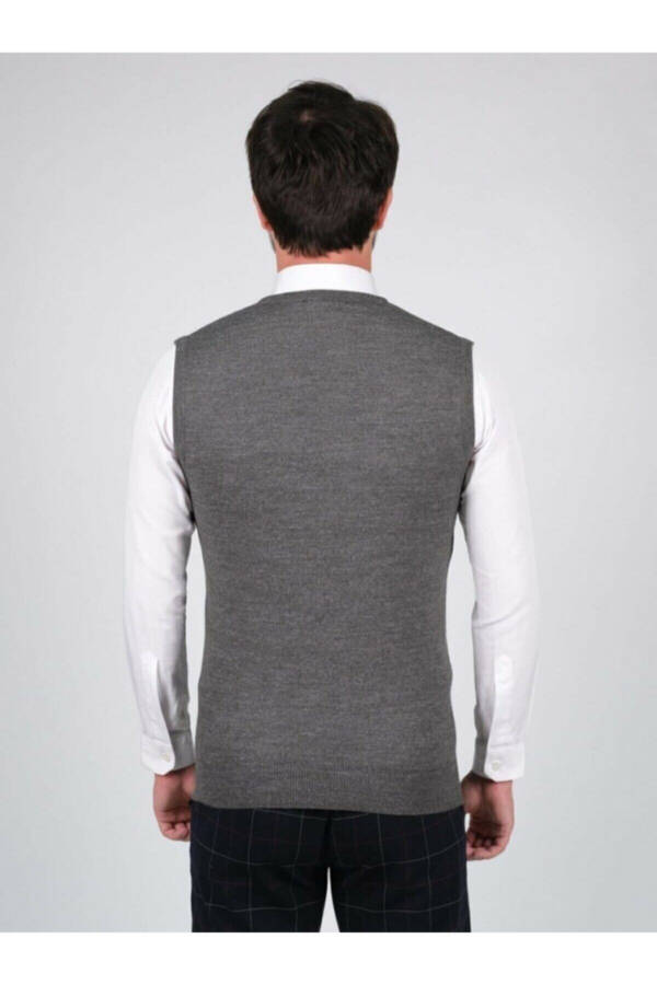 Men's Knit V-Neck Solid Color Winter Sweater with Elastic Waist - 1