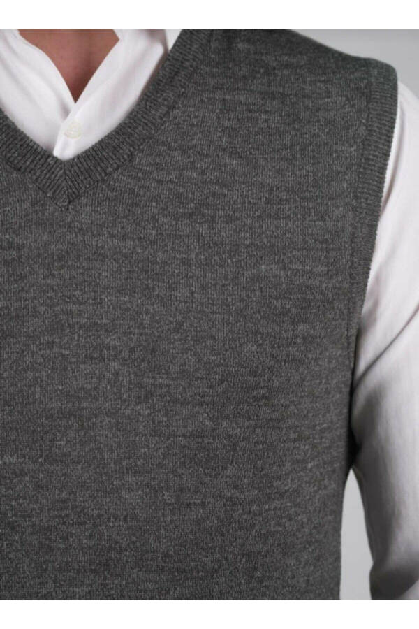 Men's Knit V-Neck Solid Color Winter Sweater with Elastic Waist - 2