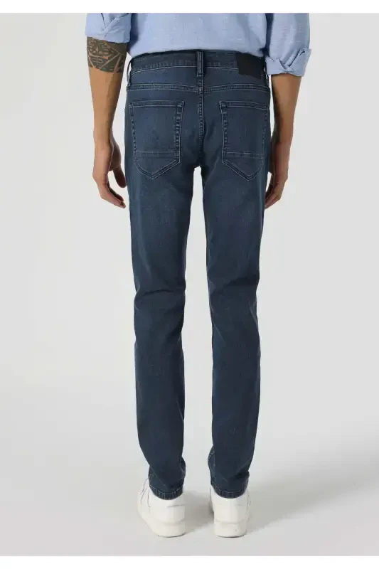 Men's low-rise, straight leg, blue jeans. - 2