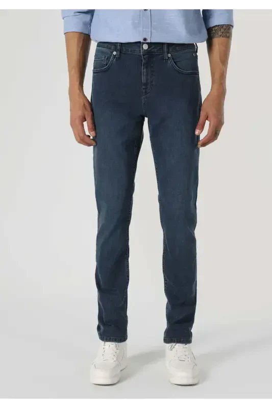 Men's low-rise, straight leg, blue jeans. - 4