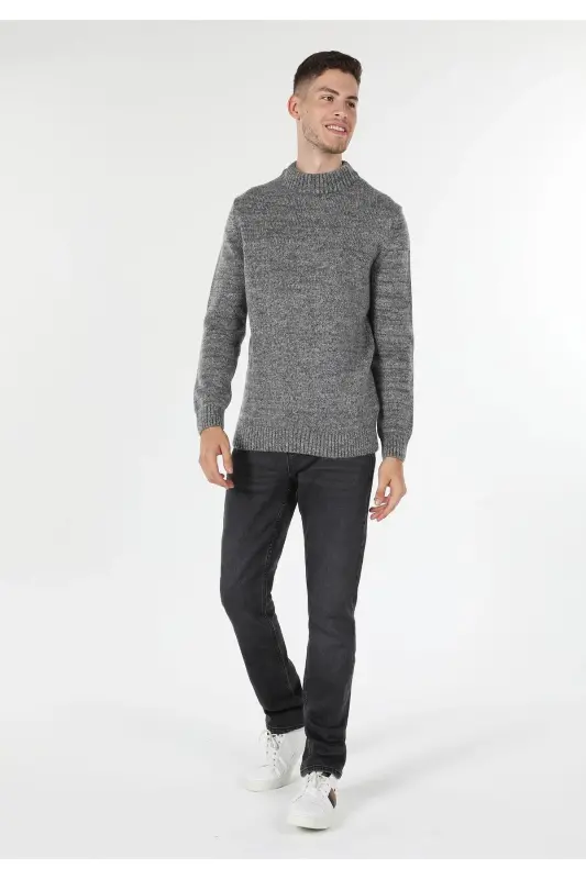 Men's Regular Fit, half-zip grey sweater. - 4